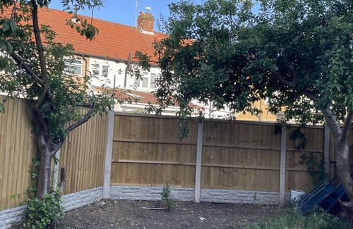 Hillingdon East Casa | Modern 4 bedroom house with garden