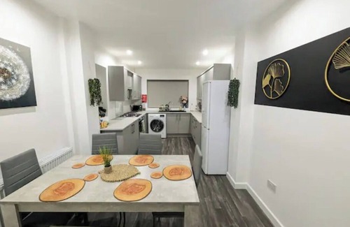 Manchester Casa | Modern 4 Bedroom House in Pendlebury | with Wifi and Parking