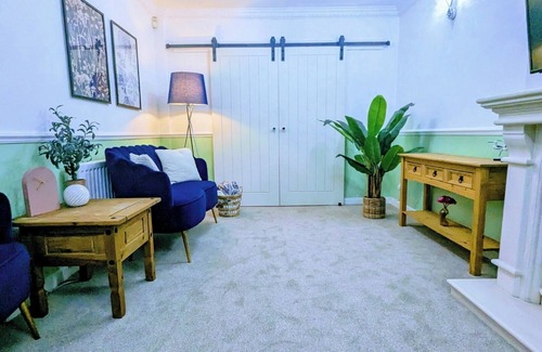 Manchester Casa | Modern 4 Bedroom House in Pendlebury | with Wifi and Parking