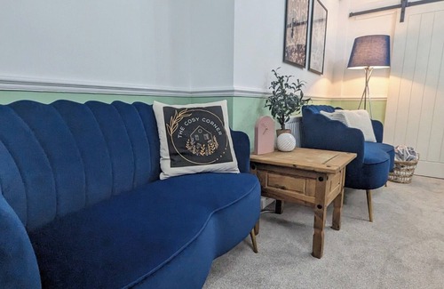 Manchester Casa | Modern 4 Bedroom House in Pendlebury | with Wifi and Parking