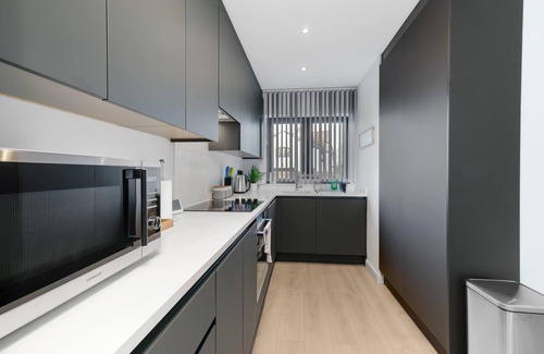 Slough Casa | Modern 4 Bedroom House with Parking