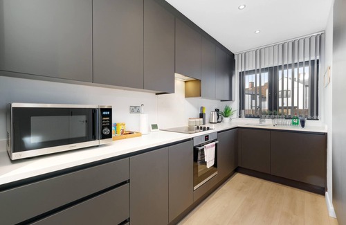 Slough Casa | Modern 4 Bedroom House with Parking