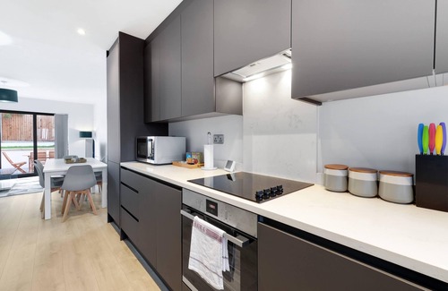 Slough Casa | Modern 4 Bedroom House with Parking