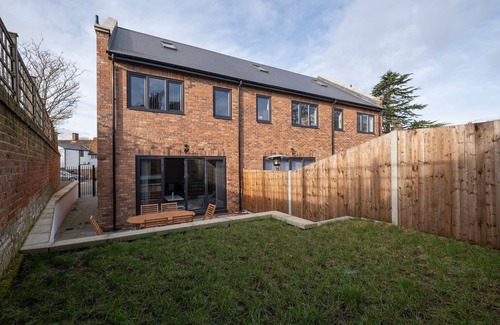 Slough Casa | Modern 4 Bedroom House with Parking