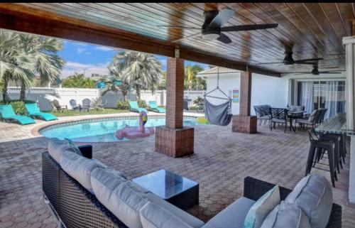 Hollywood Hills Casa | Modern 4 Bedroom -Kosher - Heated Pool - Game Room
