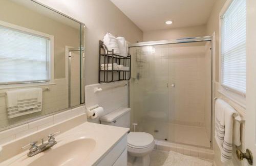 Greensboro Casa | Modern 4 Bedroom pets welcome