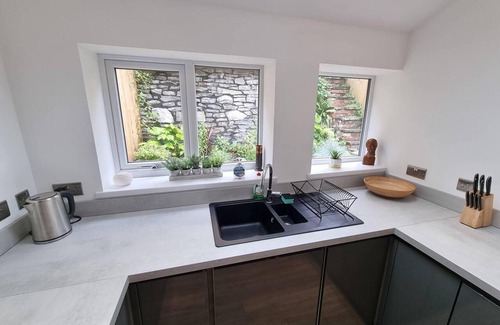 Aberbeeg Casa | Modern 4-bedroom Townhouse With Private Garden