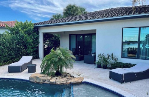 Pembroke Pines Casa | Modern 4 Bedroom Resort Style Home With Pool!