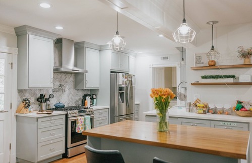 Newhall Casa | Modern 4 Bedroom Home with Pool - Ideal Retreat for Families.