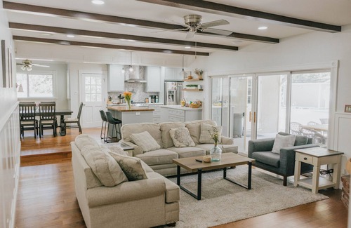 Newhall Casa | Modern 4 Bedroom Home with Pool - Ideal Retreat for Families.