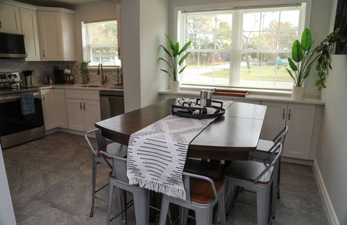 Arlington Casa | Modern 4 bedroom with Patio and Pool -- Sleeps 10