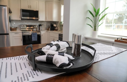 Arlington Casa | Modern 4 bedroom with Patio and Pool -- Sleeps 10