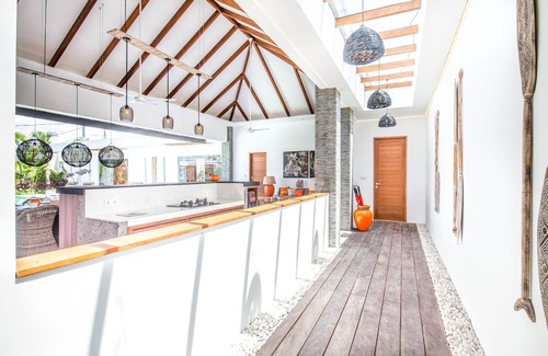 Berawa Cabaña | Modern 4 BR Villa 400m to the Beach in Canggu