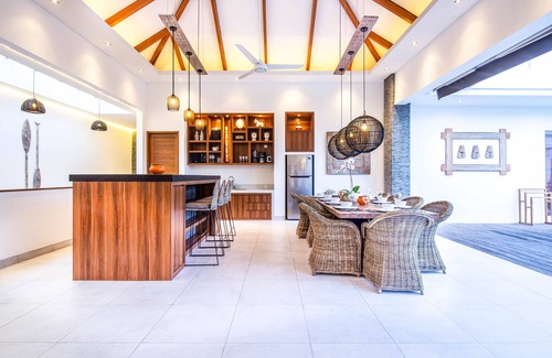 Berawa Cabaña | Modern 4 BR Villa 400m to the Beach in Canggu