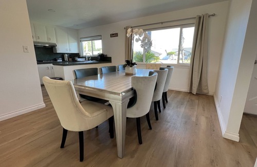 Thousand Oaks Casa | Modern 4 King Beds/Beauty Large yard/Golf/WFH/Long Stay/WIFI/FWY/25mins to Beach