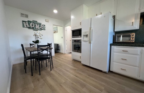 Thousand Oaks Casa | Modern 4 King Beds/Beauty Large yard/Golf/WFH/Long Stay/WIFI/FWY/25mins to Beach