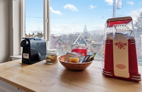 Whittier Heights Casa | Modern 4BD house in Ballard - walkable, central AC, family & pet-friendly