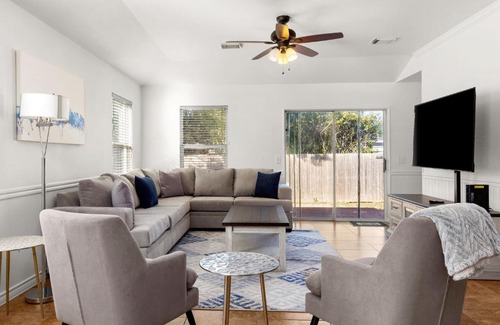 Wetmore Casa | Modern 4bd sleeps 8, min from 6 Flags Fiesta Texas