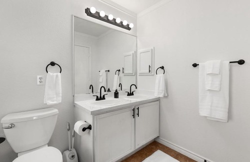 Wetmore Casa | Modern 4bd sleeps 8, min from 6 Flags Fiesta Texas
