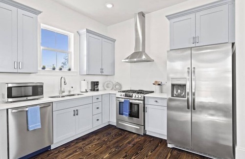 Dillard Casa | Modern 4BD w Pool | Driveway Parking |Large Outdoor