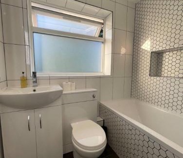 Braintree Casa | Modern 4Bed Contractor Home
