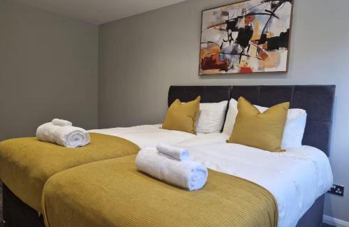 Braintree Casa | Modern 4Bed Contractor Home