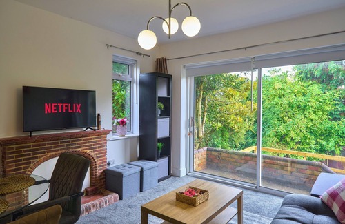 High Wycombe Casa | Modern 4BR, 2BA Family Home – Sleeps 9, Garden, Parking, Near Station