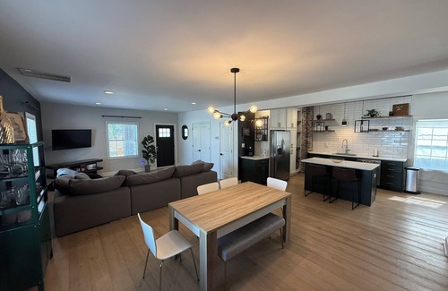 Indianapolis Casa | Modern 4BR/3BA Downtown Colts/Pacers/Events!