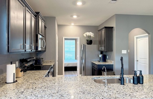 Magnolia Casa | Modern 4br 4 king beds Workspace 75" TV Fire pit Pets OK!