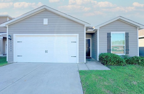 Magnolia Casa | Modern 4br 4 king beds Workspace 75" TV Fire pit Pets OK!