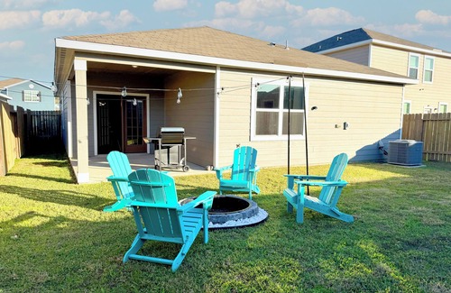 Magnolia Casa | Modern 4br 4 king beds Workspace 75" TV Fire pit Pets OK!