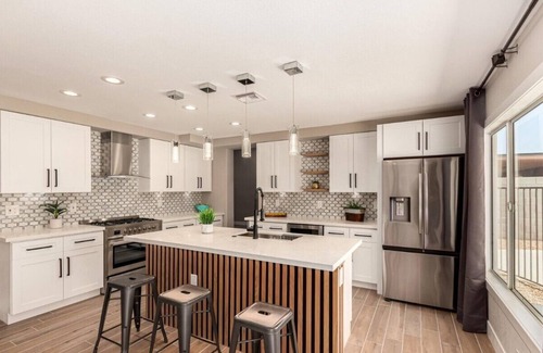 Glendale Casa | Modern 4BR Escape w Private Pool, 3 mi to state farm stadium, dining & shopping!
