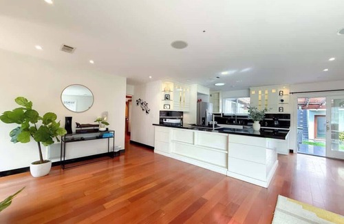 West Los Angeles Casa | Modern 4BR Gem Near Beverly Hills By Allevo Homes
