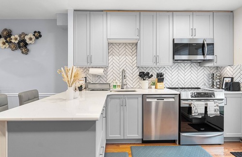 Potomac West Casa | Modern 4BR Getaway 3 Min to Old Town 1 Mil to Waterfront Walk to Metro