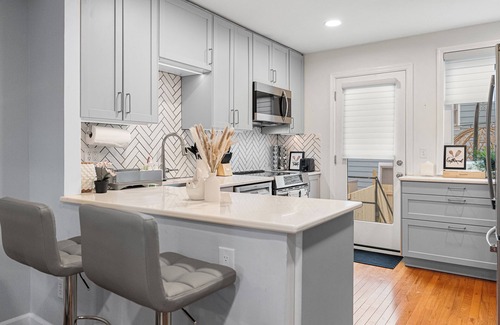 Potomac West Casa | Modern 4BR Getaway 3 Min to Old Town 1 Mil to Waterfront Walk to Metro