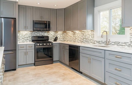 Bensenville Casa | Modern 4BR Getaway -Private Yard -Bensenville