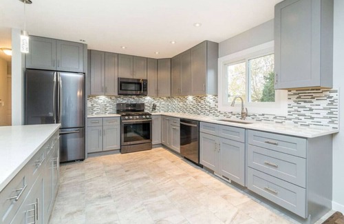 Bensenville Casa | Modern 4BR Getaway -Private Yard -Bensenville