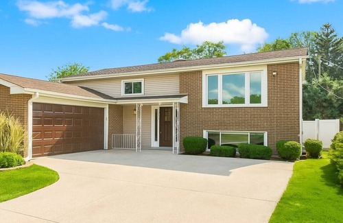 Bensenville Casa | Modern 4BR Getaway -Private Yard -Bensenville