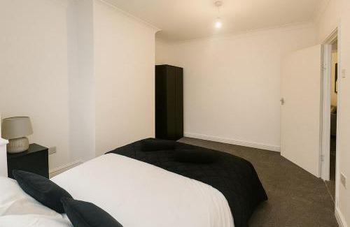 Cradley Apartamento | Modern 4BR Home in Dudley