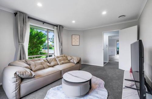 Oteha Casa | Modern 4BR Home near Albany and Browns Bay Beach