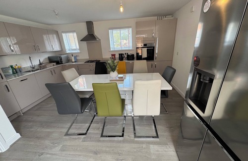 Broad Oak Casa | Modern 4BR House – Super-King En-suite, Garden, TVs in Every Room, Parking