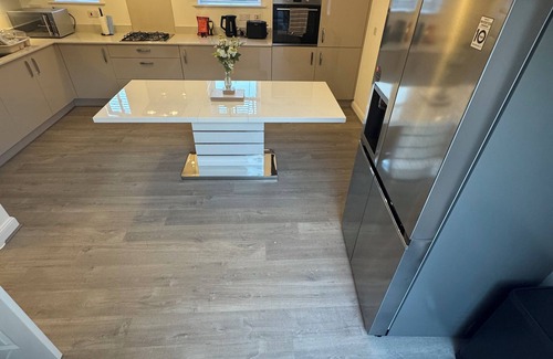 Broad Oak Casa | Modern 4BR House – Super-King En-suite, Garden, TVs in Every Room, Parking