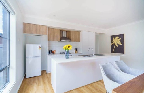 Clyde Casa | Modern 4BR near Parks & Shops Family Friendly
