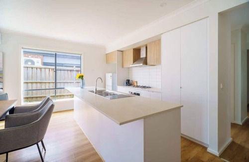 Clyde Casa | Modern 4BR near Parks & Shops Family Friendly