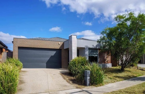 Clyde Casa | Modern 4BR near Parks & Shops Family Friendly