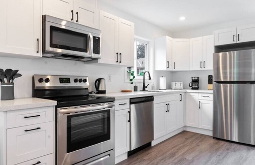Barrie Casa | Modern 4BR Retreat | Walk to Beach & Georgian