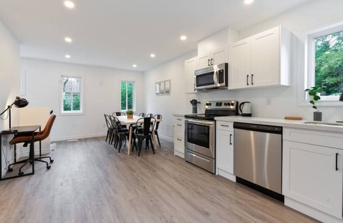 Barrie Casa | Modern 4BR Retreat | Walk to Beach & Georgian