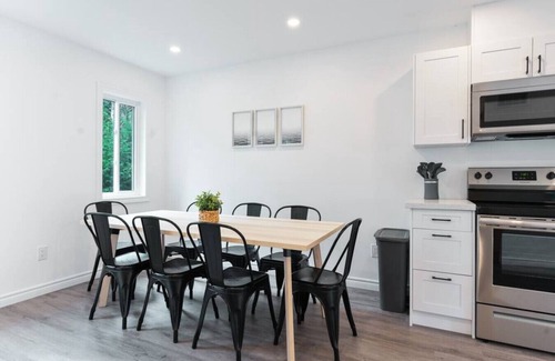 Barrie Casa | Modern 4BR Retreat | Walk to Beach & Georgian