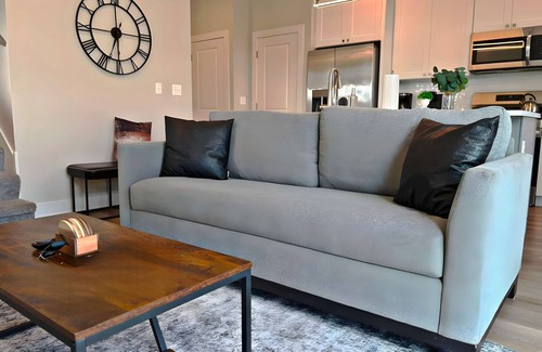 Warrenville Apartamento | Modern 4BR Townhouse w/ Parking & Lake Views