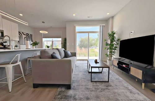 Warrenville Apartamento | Modern 4BR Townhouse w/ Parking & Lake Views